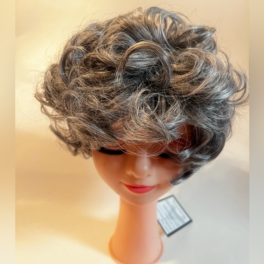 NWT Smile Everyday Gray Curly Short Wig Y519 2/1001